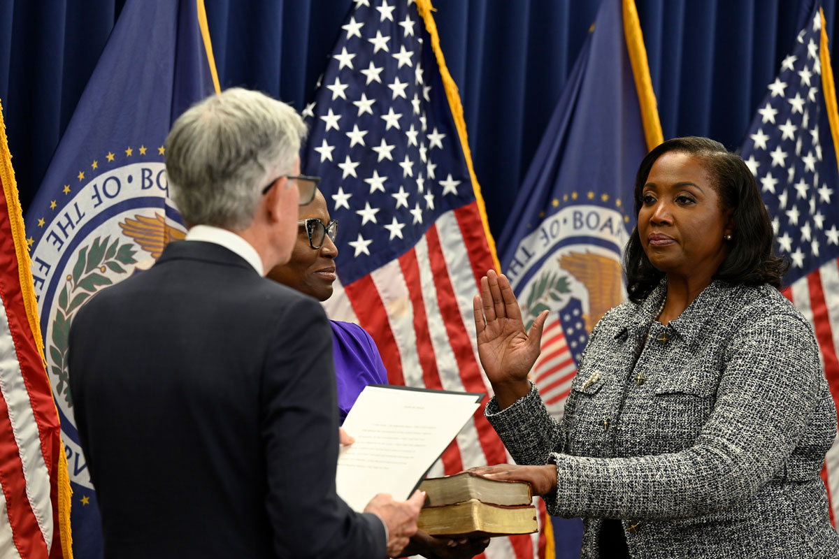 Lisa D. Cook bei ihrer Vereidigung als Mitglied des Federal Reserve Board, 23. Mai 2022. Foto: Federal Reserve Board / Public Domain